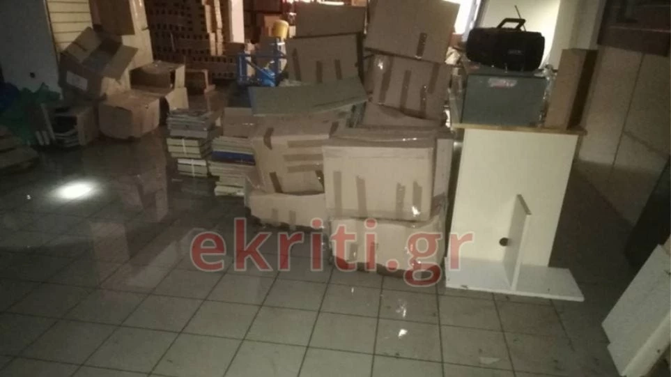 Αθάνατο Ελληνικό Δημόσιο: Μούσκεμα τα αρχεία του κράτους επειδή δεν υπήρχαν… ράφια!